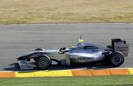 Mercedes med camoufleret halv-finne.